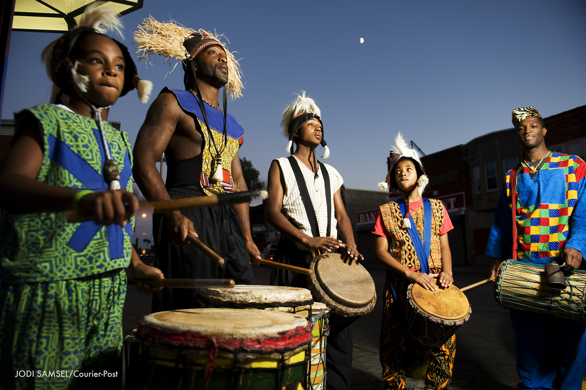 Народная музыка американского континента конспект 6 класс. Африканский барабан. Этнические барабаны. Африканцы с барабанами. Музыканты африканцы.